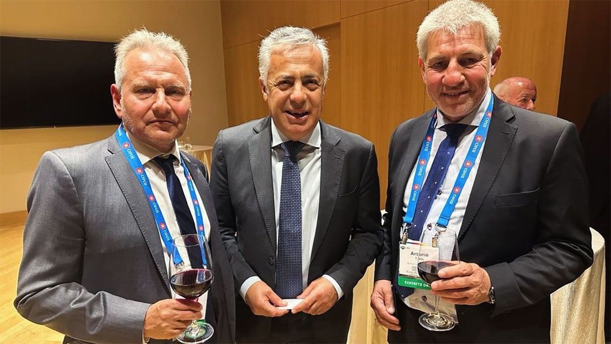 Julio Pulisich y Antonio Torre, de Apeleg S.A., junto al gobernador Alfredo Cornejo en la feria minera de Canadá. Julio Pulisich y Antonio Torre, de Apeleg S.A., junto al gobernador Alfredo Cornejo en la feria minera de Canadá.