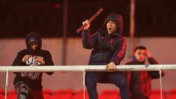 Los hinchas chilenos iniciaron los desmanes.