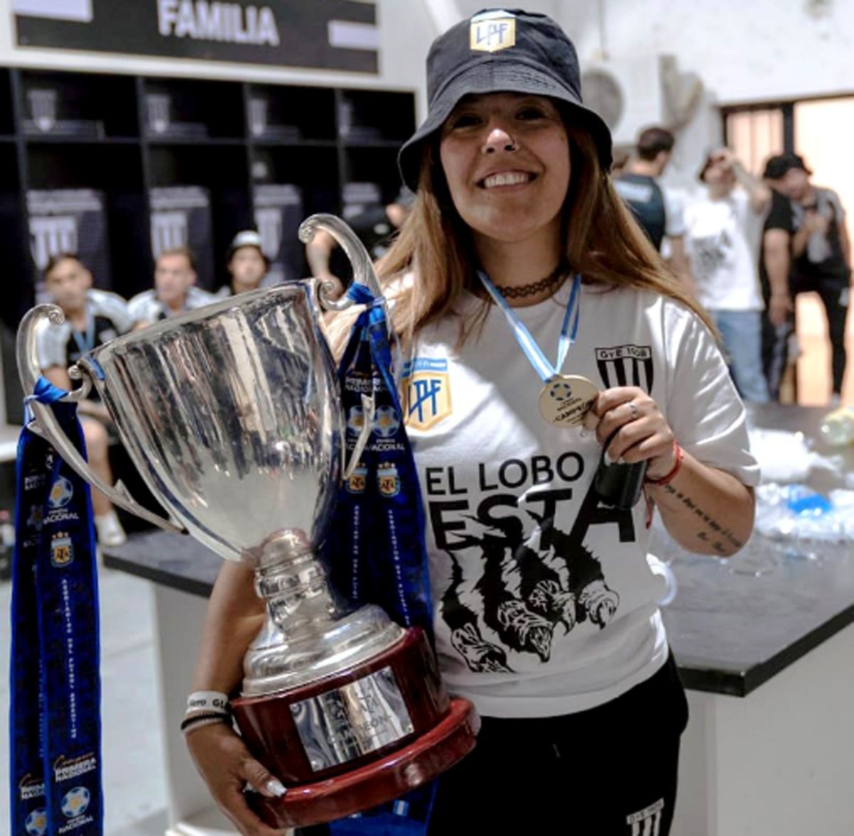Sueño cumplido: Yamila Correa con la copa obtenida por Gimnasia y Esgrima.