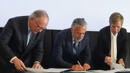 Luis Lucero, Alfredo Cornejo y Jimena Latorre, en la firma de un convenio para el impulso de la minería en Mendoza.