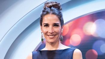 El look de Juana Viale, sus transparencias, el escote tatuado y la indiscreta pregunta a Macri
