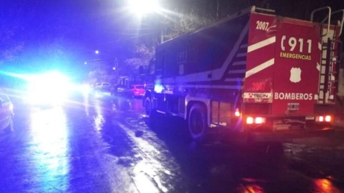 Personal de bomberos halló a las dos hermanas muertas por intoxicación con monóxido de carbono en su casa del barrio Córdoba, de San Martín. Foto Radio Regional.