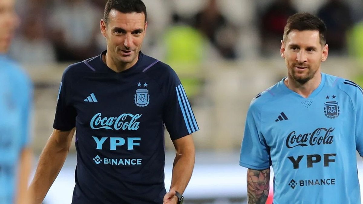 Lionel Scaloni y Lionel Messi, durante la práctica del lunes de Argentina, en la previa del Mundial Qatar 2022.
