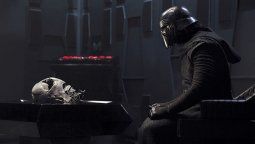 La razón por la que Kylo Ren usa un casco en Star Wars