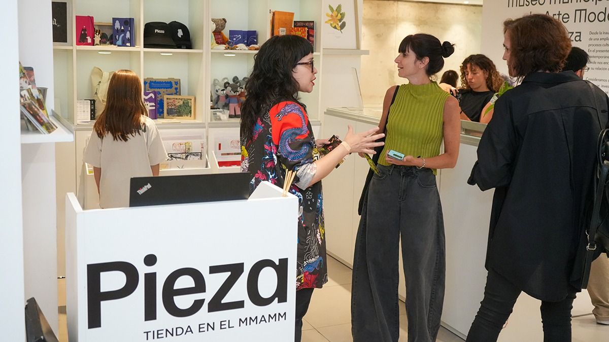 La tienda del museo vende láminas, remeras, gorras, imanes y hasta vajillas en cerámica o joyería, todo creado por artistas mendocinos.