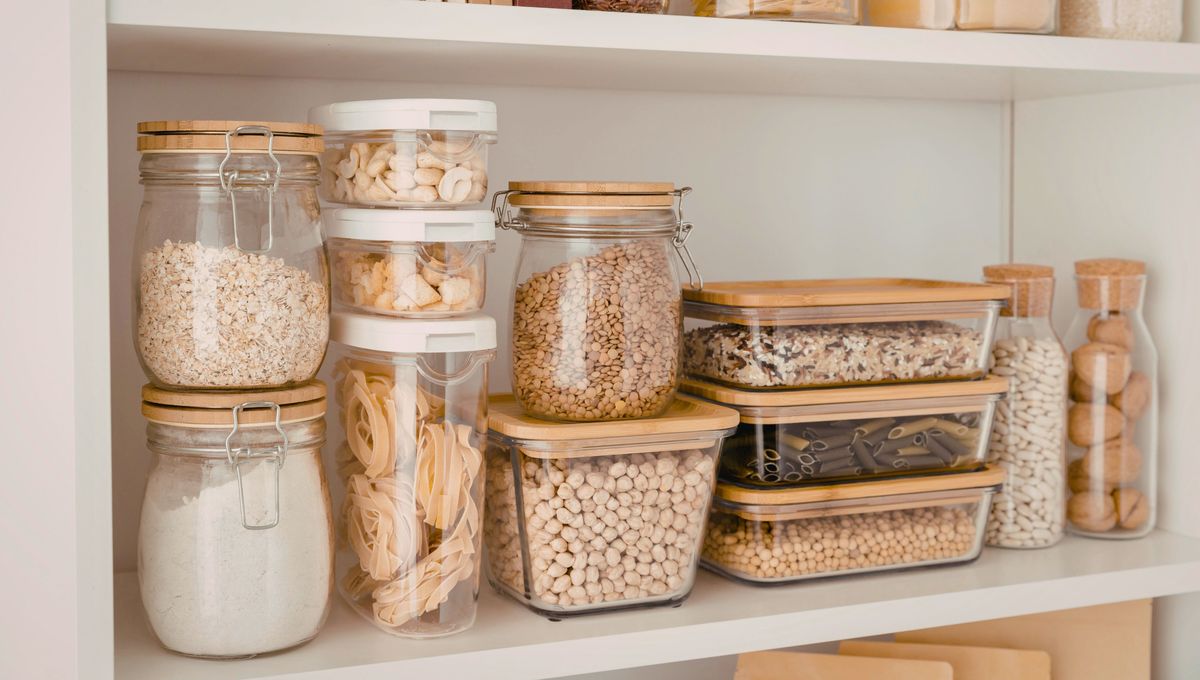 Los alimentos secos y cereales son la fuente de comida preferida de las polillas. Los alimentos secos y cereales son la fuente de comida preferida de las polillas. 