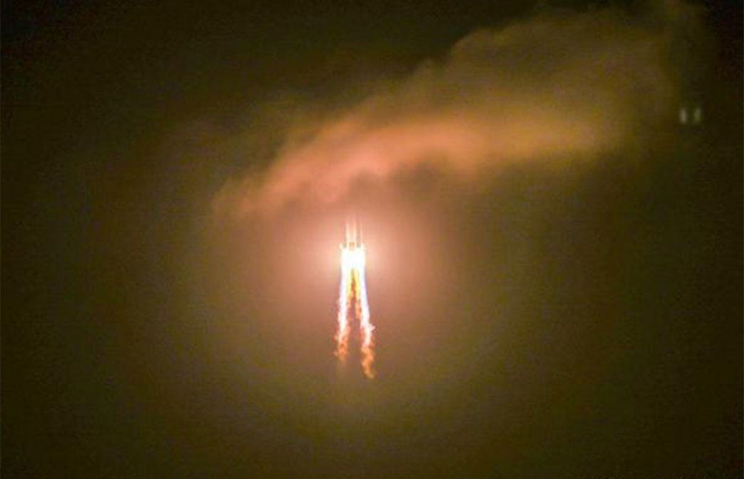 El gigante asiático China lanzó una sonda a la Luna para recoger muestras de rocas lunares y traerlas a la Tierra.