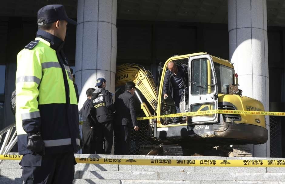 Usó una excavadora para ayudar a a morir a una mujer en Corea del Sur