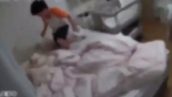 Video: un niño de 9 años agredió a su hermanito bebé y quedó filmado Video: un niño de 9 años agredió a su hermanito bebé y quedó filmado