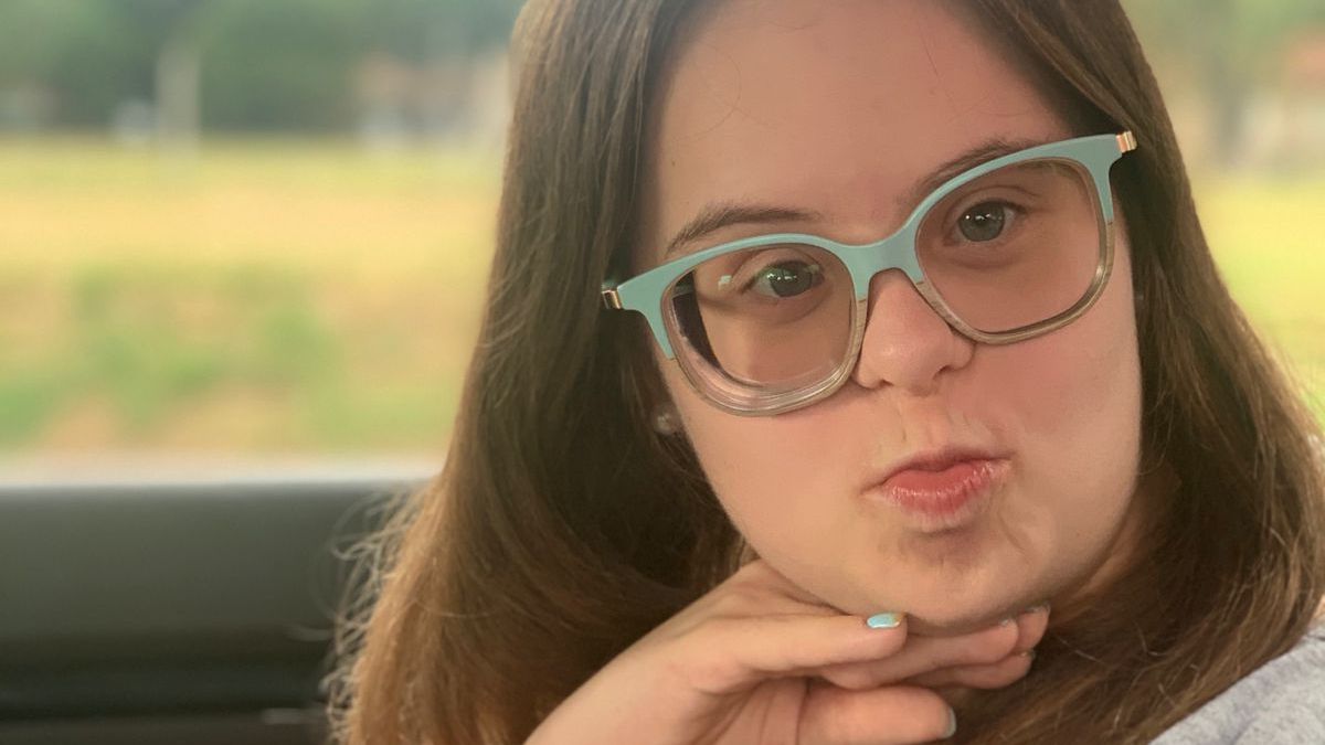 Las historias de vida tienen protagonistas valientes, y como en el caso de Abril Teani, no es la excepción. Nació con Síndrome de Down, y se esfuerza para estudiar y tener una vida plena: sueña casarse, trabajar con su novio, y tener hijos.