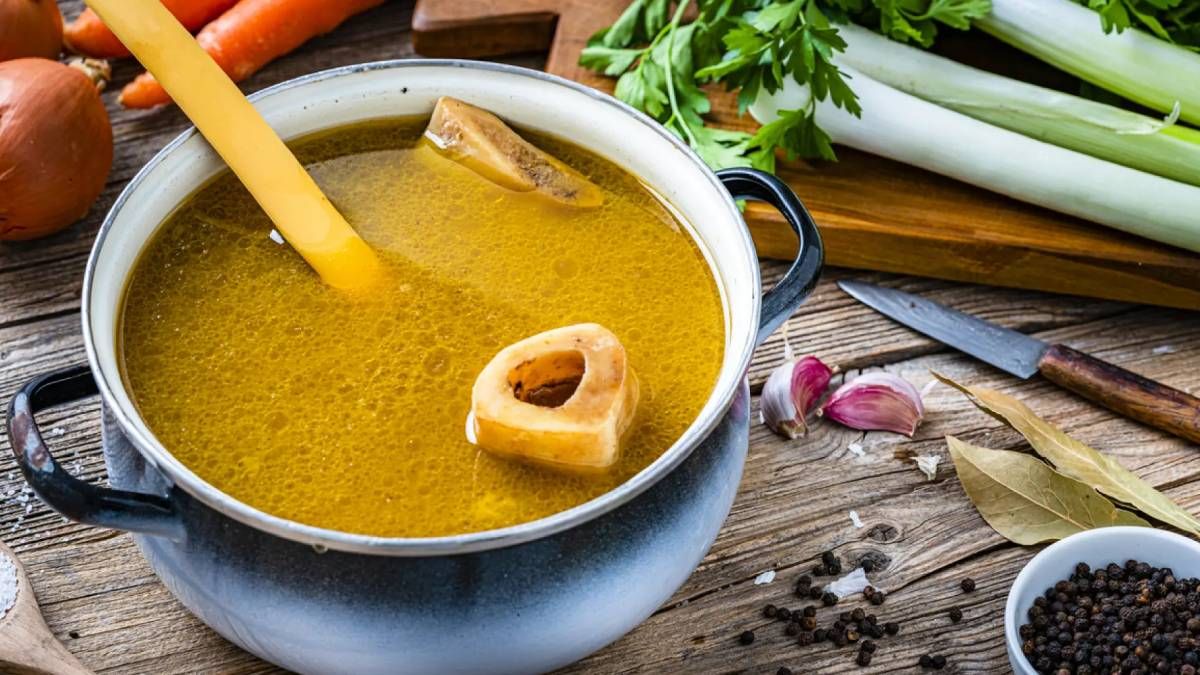 Bajar de peso: el caldo con calcio y colágeno para adelgazar.