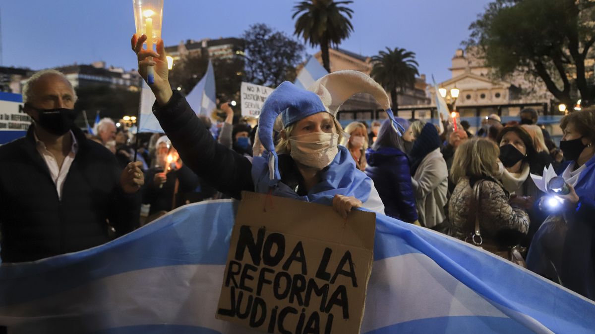 Manifestantes con banderas argentinas y velas se concentraban frente al Palacio de Tribunales para respaldar a los tres jueces que fueron desplazados de sus puestos por el Senado con impulso del oficialismo.