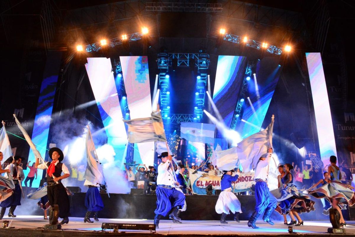 Imagen de la Vendimia de Tunuyán del año pasado. Este año, debido a la amenaza de tormentas, se pasó de este viernes al lunes. Imagen de la Vendimia de Tunuyán del año pasado. Este año, debido a la amenaza de tormentas, se pasó de este viernes al lunes.