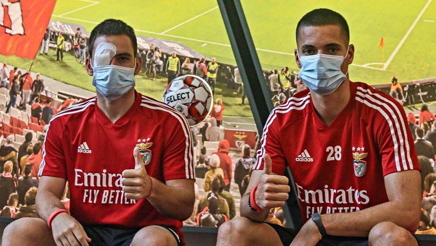 Un brutal ataque al micro del Benfica dejó dos heridos