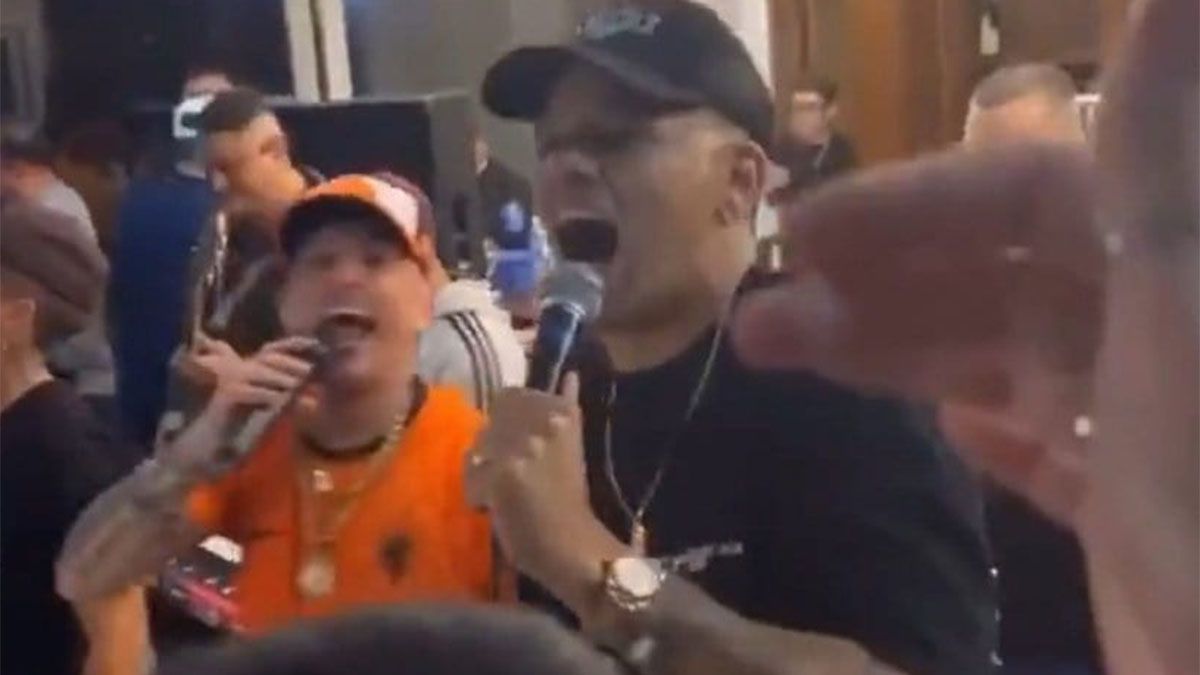 Marcos Rojo canta con el Polaco.