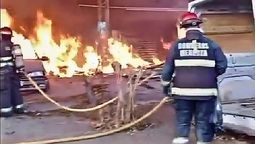 Varios camiones de Bomberos trabajan en el lugar. Foto: captura de pantalla