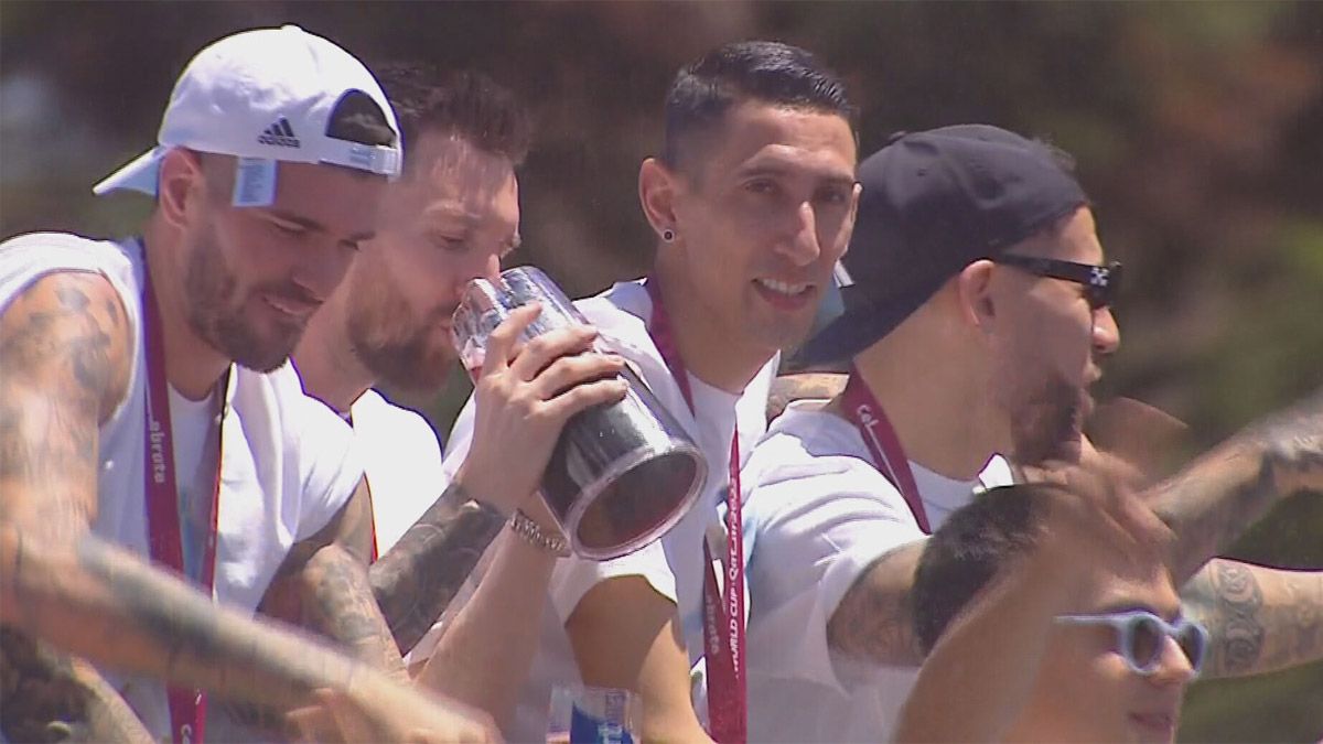 Lionel Messi festeja como nunca el paseo de campeones del Mundial Qatar 2022.