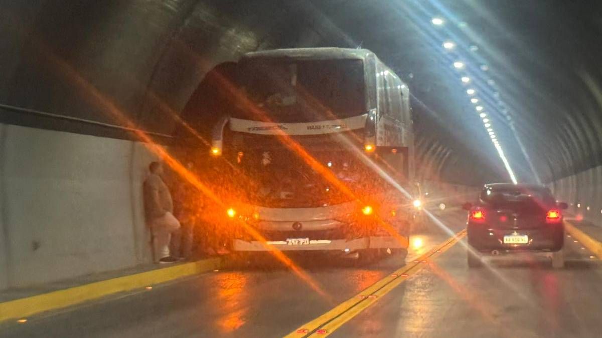 El colectivo que se quedó varado en el túnel internacional, lo que provocó demoras en la circulación en el paso Cristo Redentor. El colectivo que se quedó varado en el túnel internacional, lo que provocó demoras en la circulación en el paso Cristo Redentor.