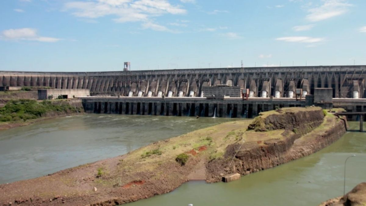 Compartida por Paraguay y Brasil, la central hidroeléctrica Itaipú es responsable de casi todo el suministro eléctrico de Paraguay, pero su funcionamiento se ha visto dificultado en los últimos años por las graves sequías en el río Paraná (Imagen: Joédson Alves / Agência Brasil) Compartida por Paraguay y Brasil, la central hidroeléctrica Itaipú es responsable de casi todo el suministro eléctrico de Paraguay, pero su funcionamiento se ha visto dificultado en los últimos años por las graves sequías en el río Paraná (Imagen: Joédson Alves / Agência Brasil)