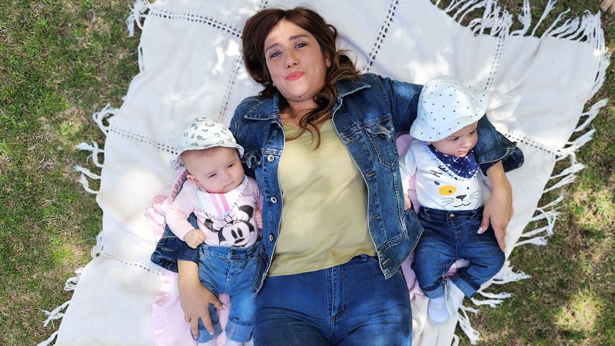 La mamá con los dos bebés.