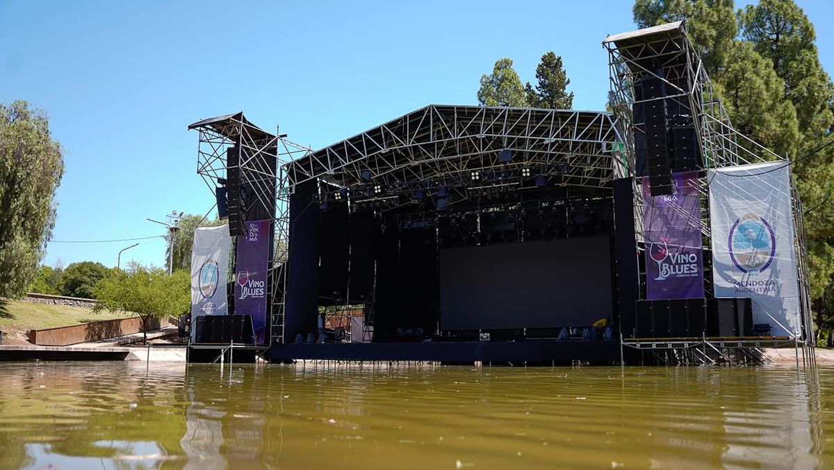 De grandes dimensiones, el escenario flotante del lago del Parque General San Martín se estrenó este lunes con el festival Vino Blues. De grandes dimensiones, el escenario flotante del lago del Parque General San Martín se estrenó este lunes con el festival Vino Blues.