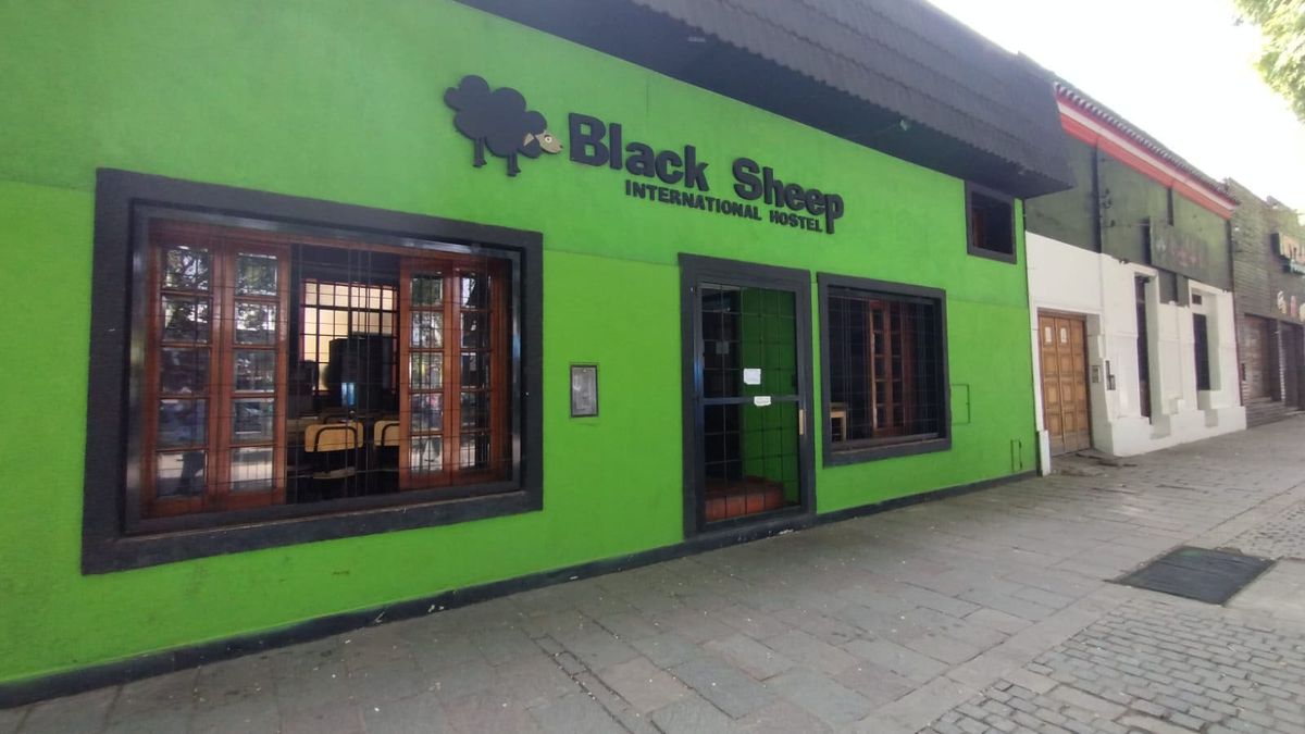 El hombre baleado entró a la fuerza a un hostel de calle San Martín casi Maipú, en la Alameda, en Ciudad. El hombre baleado entró a la fuerza a un hostel de calle San Martín casi Maipú, en la Alameda, en Ciudad.