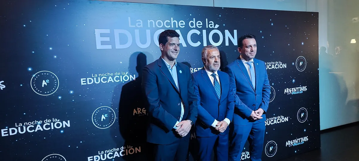 El gobernador Alfredo Cornejo viajó este martes a Buenos Aires junto al ministro de Educación, Tadeo García Zalazar.