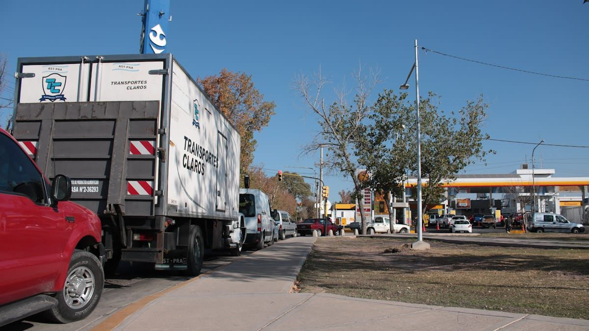 Extensas filas de autos y camiones en las estaciones de servicio. Una imagen que se repite a diario en Mendoza.