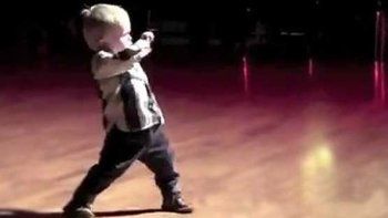 Un niño rockero revoluciona la web con un baile al mejor estilo Elvis Presley