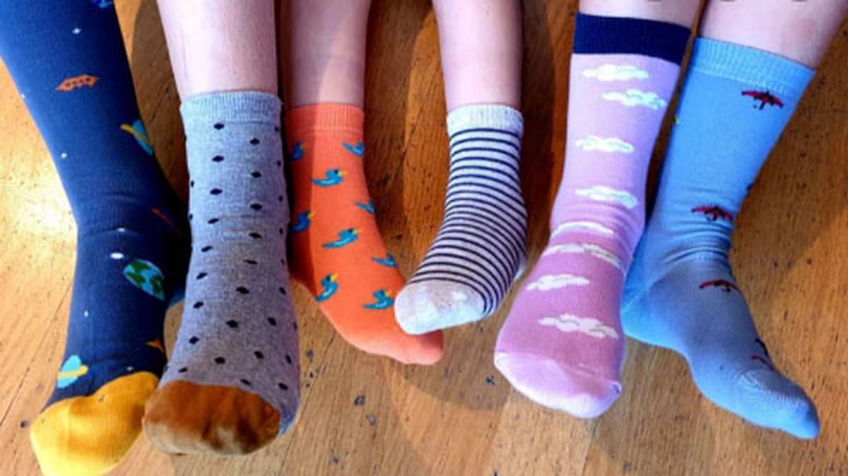 Usar medias diferentes simboliza que las personas que no son iguales pueden estar juntas.