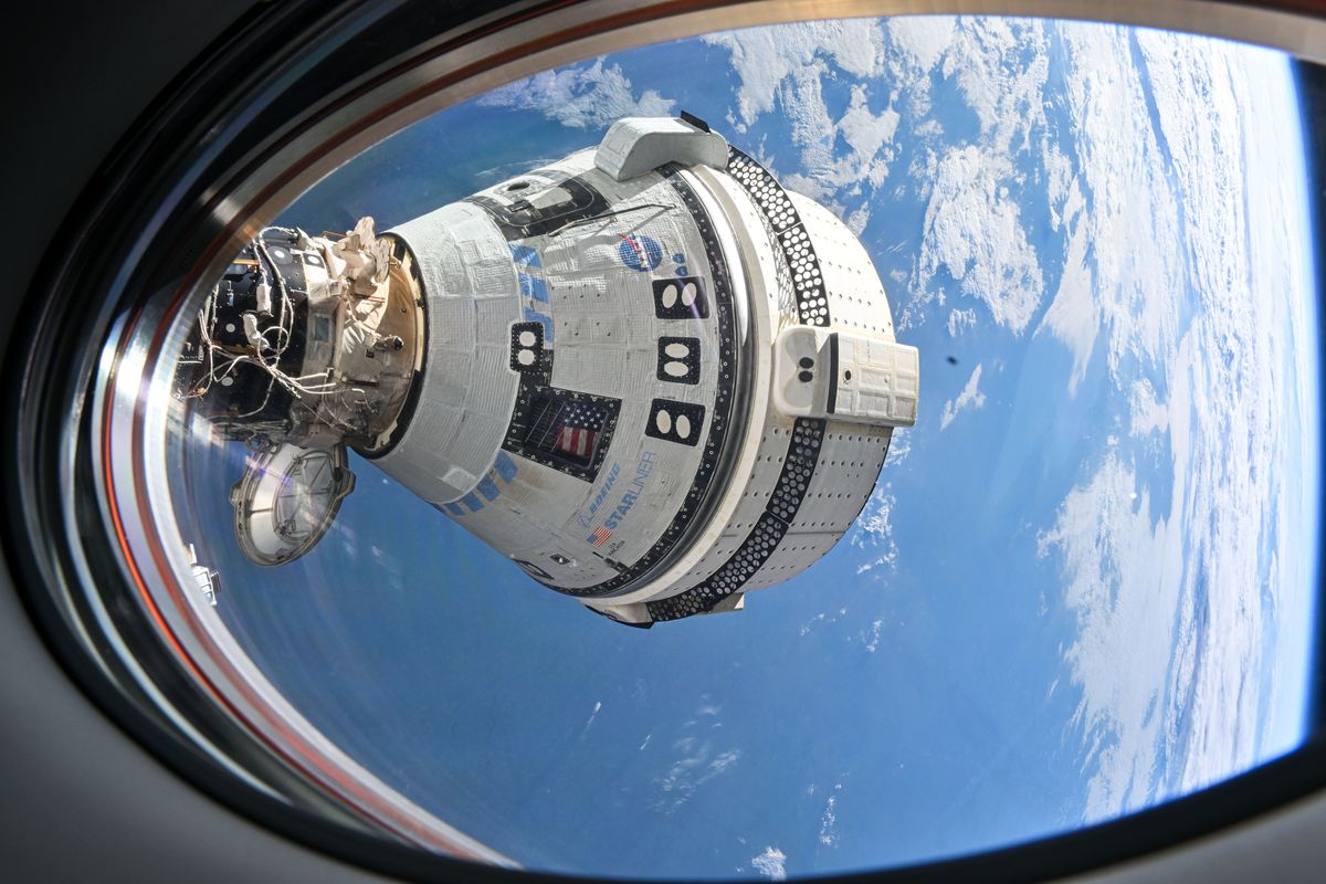Foto tomada desde una ventana de la nave espacial SpaceX Dragon Endeavour, donde se muestra a la cápsula Straliner acoplada al puerto delantero del módulo Harmony. Crédito: EFE/NASA. Foto tomada desde una ventana de la nave espacial SpaceX Dragon Endeavour, donde se muestra a la cápsula Straliner acoplada al puerto delantero del módulo Harmony. Crédito: EFE/NASA.