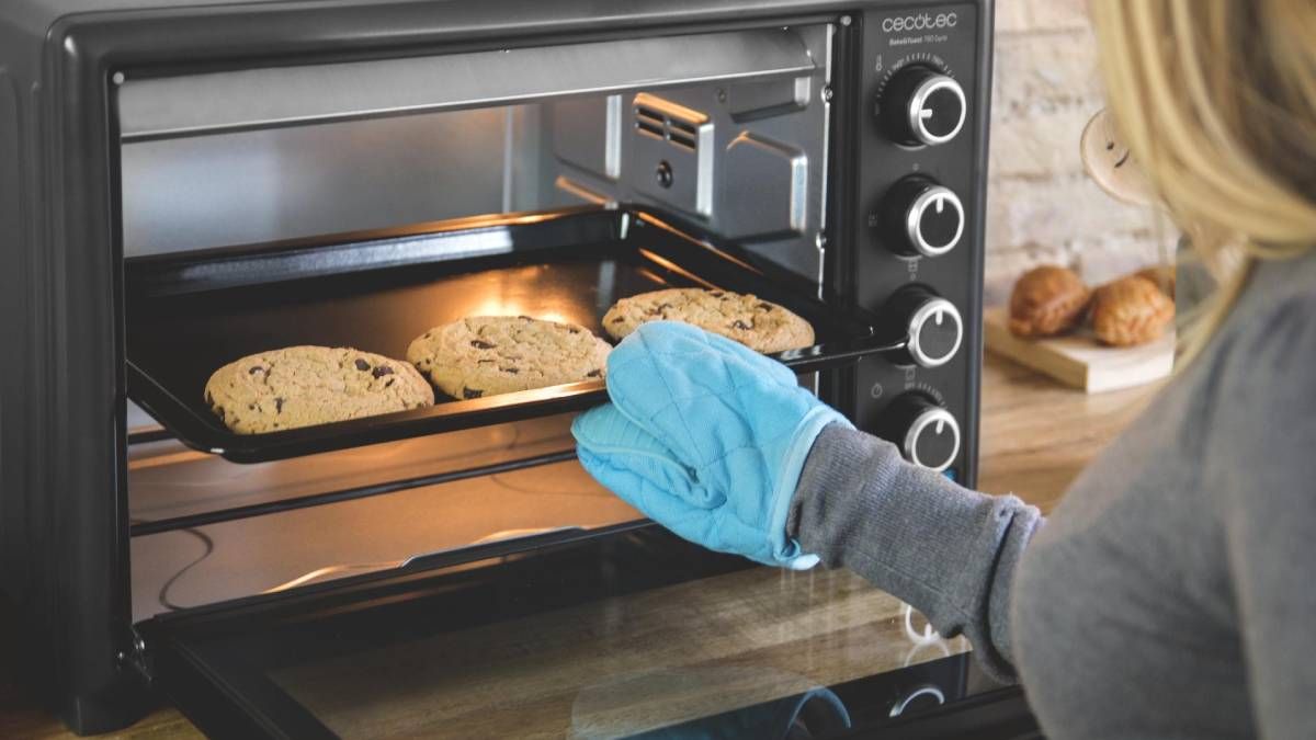 El infalible truco de limpieza que usan los expertos de la cocina para eliminar la grasa del horno eléctrico