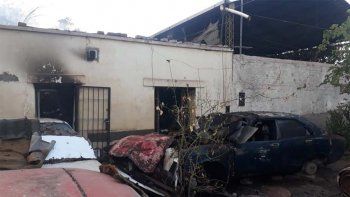 Un incendio arrasó con una casa y un taller mecánico durante la madrugada