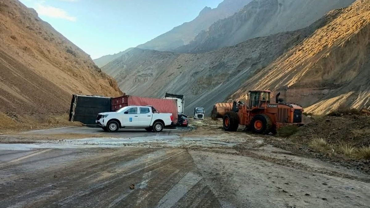 El camión quedó volcado en la alta montaña y se atrasó la apertura del Paso Cristo Redentor. El camión quedó volcado en la alta montaña y se atrasó la apertura del Paso Cristo Redentor.