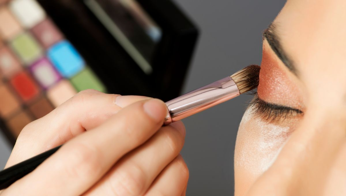 ¿Cómo lograr que la sombra de ojos dure más tiempo sin correrse?