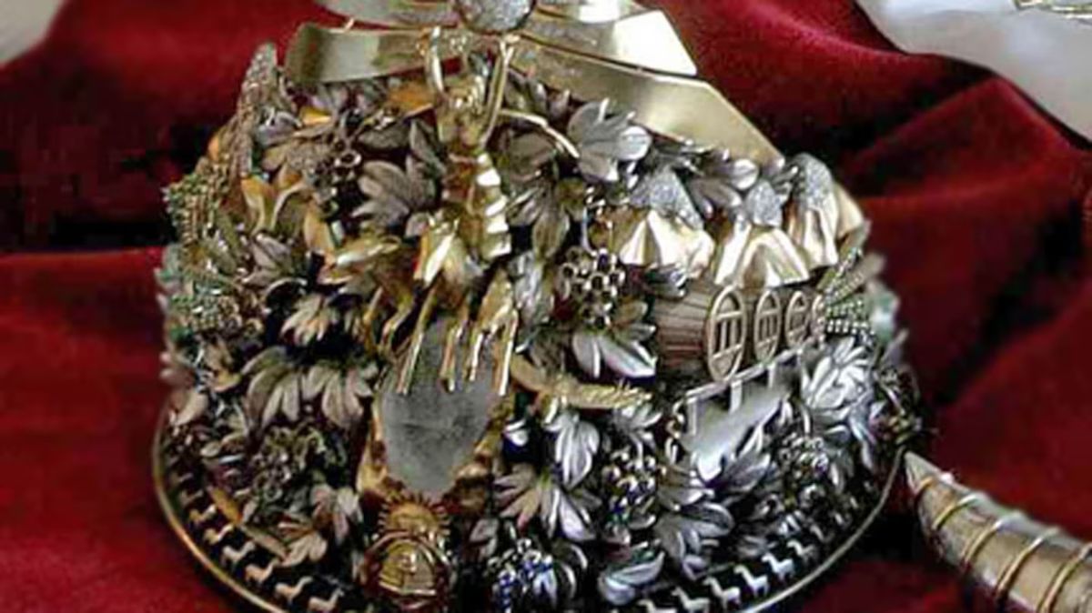 La Corona de la Reina de la Vendimia, siniestrada en 2013 por boqueteros. La Corona de la Reina de la Vendimia, siniestrada en 2013 por boqueteros.