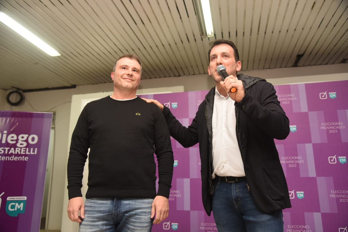 Diego Costarelli es el ungido precandidato del oficialismo godoycruceño. Acá con el intendente y presidente de la UCR provincial, Tadeo García Zalazar.