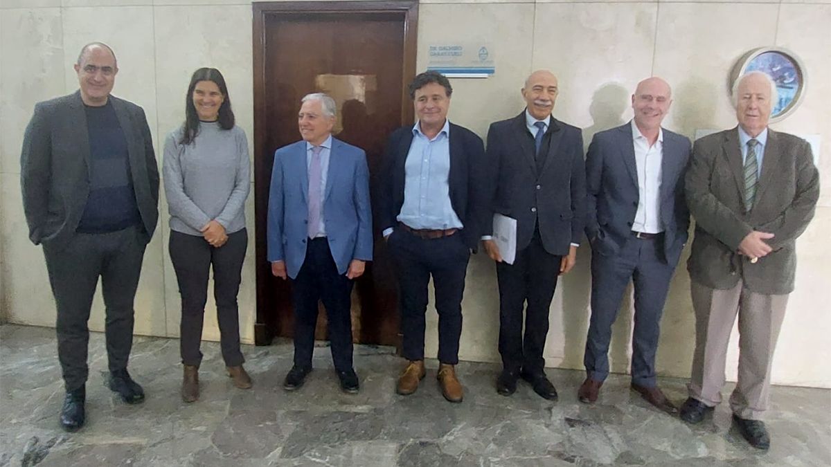Los jueces de la Suprema Corte de Justicia Adaro, Day, Gómez, Palermo, Valerio, Garay y Llorente posaron para la foto en el cuarto piso de los tribunales.