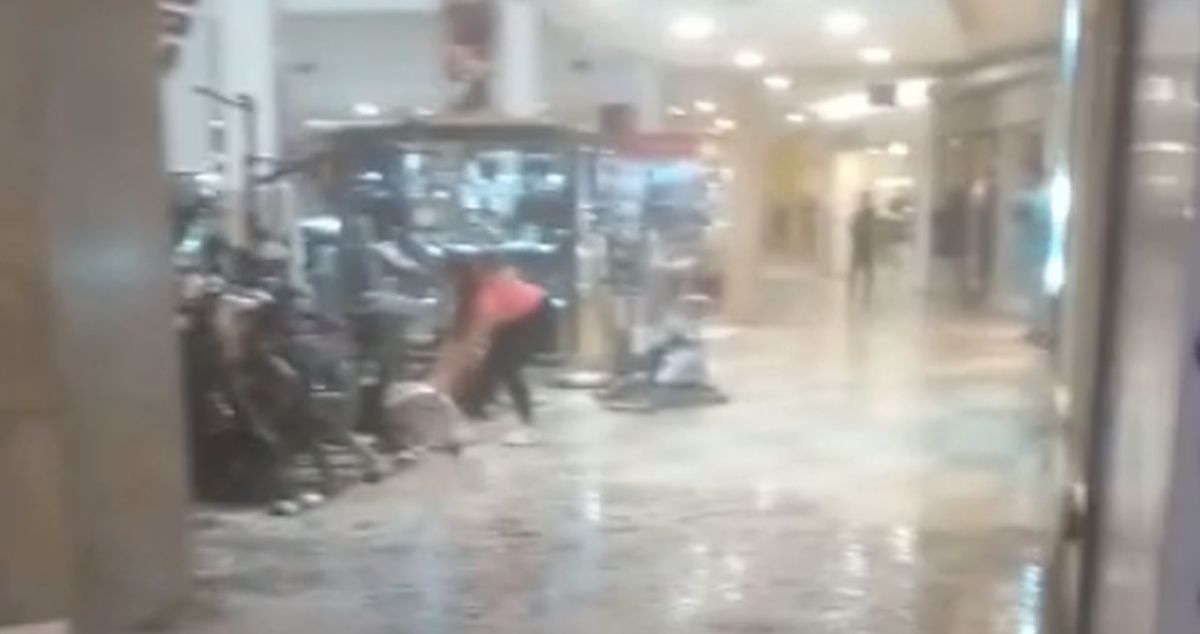 Evacuaron el Mendoza Plaza Shopping a causa de la tormenta de granizo