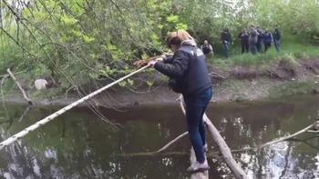 Un hombre fue encontrado acribillado y con una bolsa de nailon en la cabeza en el lecho de un río