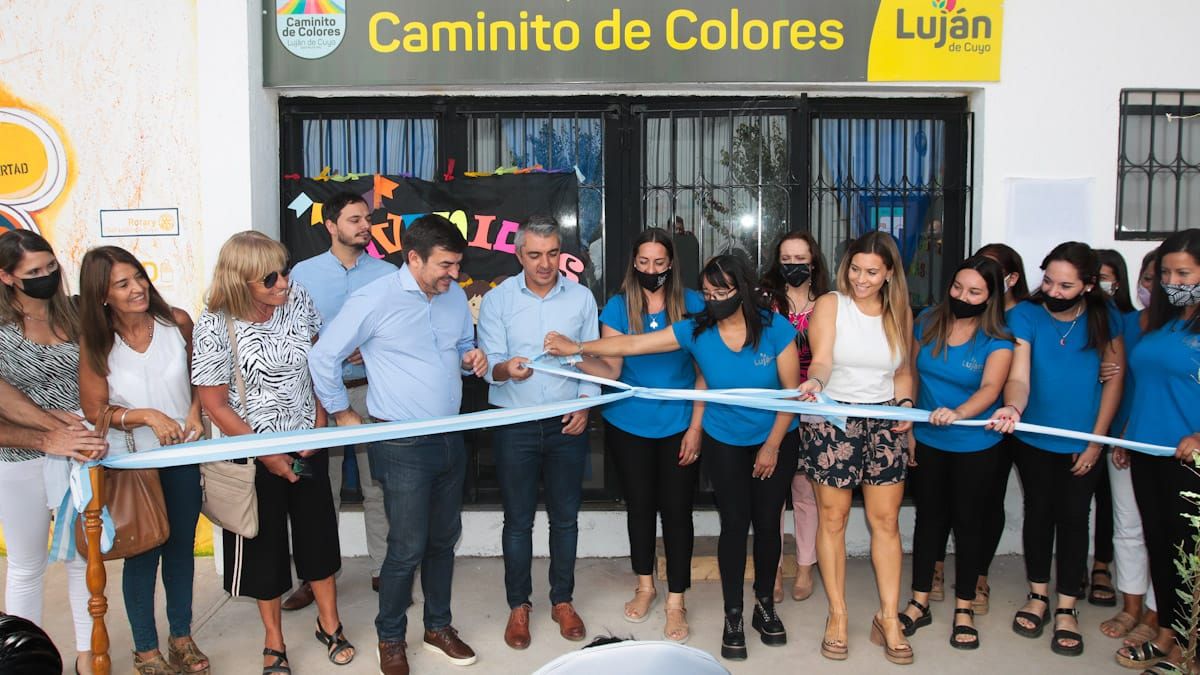 Autoridades de la Comuna y de la Fundación Grupo América durante la inauguración oficial.