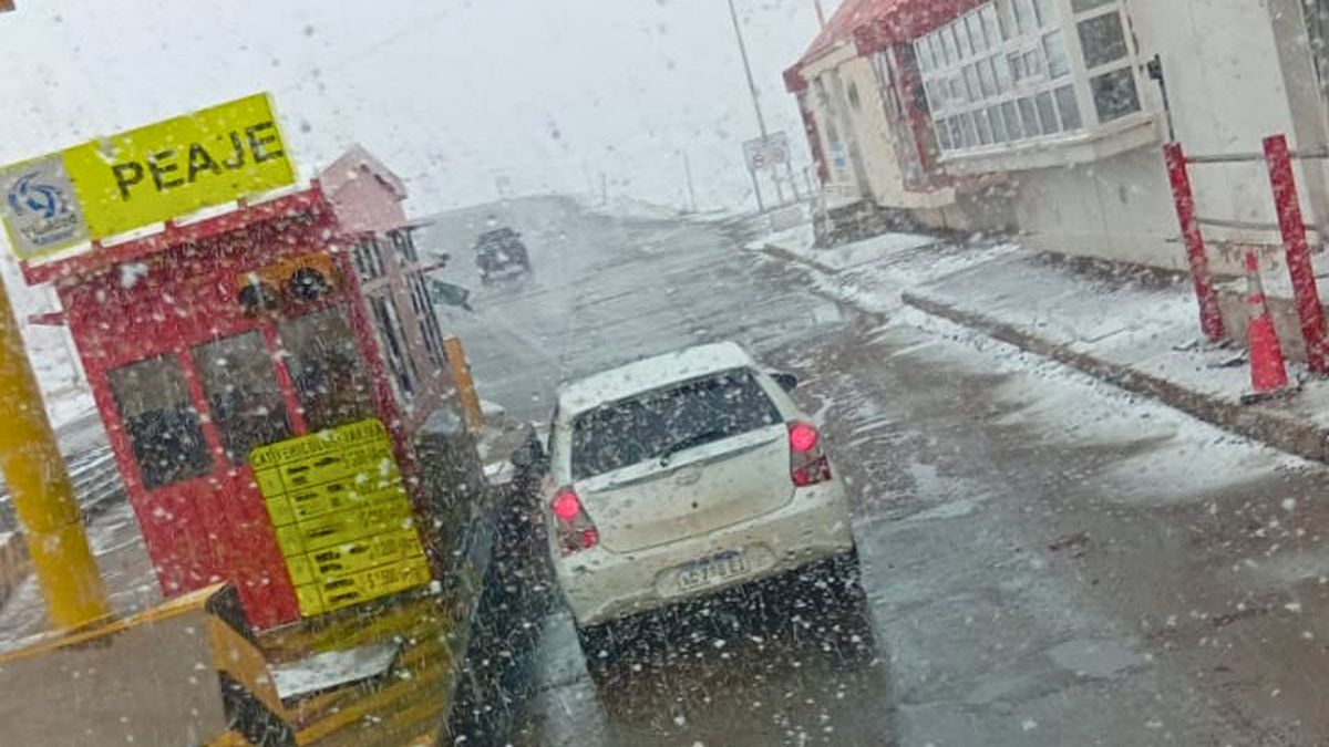 Las nevadas en Las Cuevas sorprendieron este viernes a varios conductores que alcanzaron a pasar a tiempo rumbo a Chile. Las nevadas en Las Cuevas sorprendieron este viernes a varios conductores que alcanzaron a pasar a tiempo rumbo a Chile.
