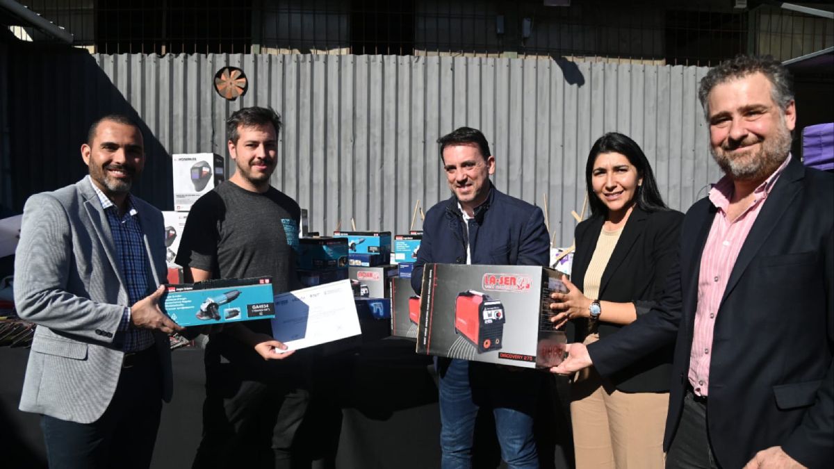 El intendente Tadeo García Zalazar y representantes de ACNUR y el Ministerio de Economía de la provincia entregaron las herramientas a los egresados de los cursos.