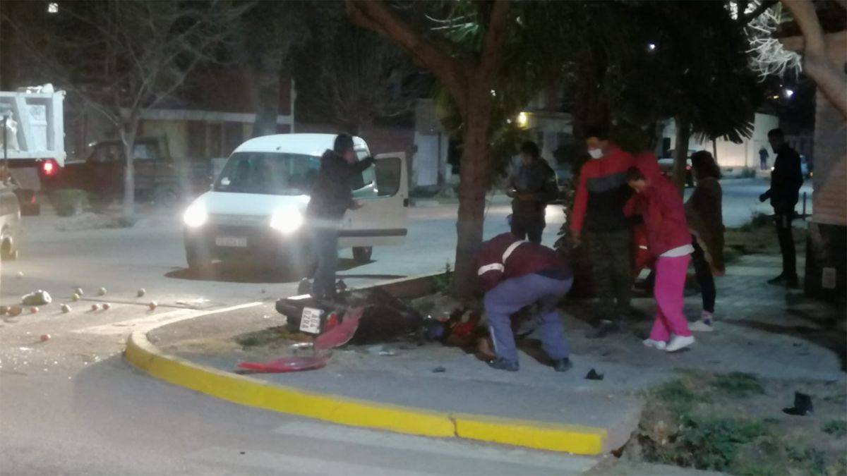 Un motociclista quedó gravemente herido tras un accidente