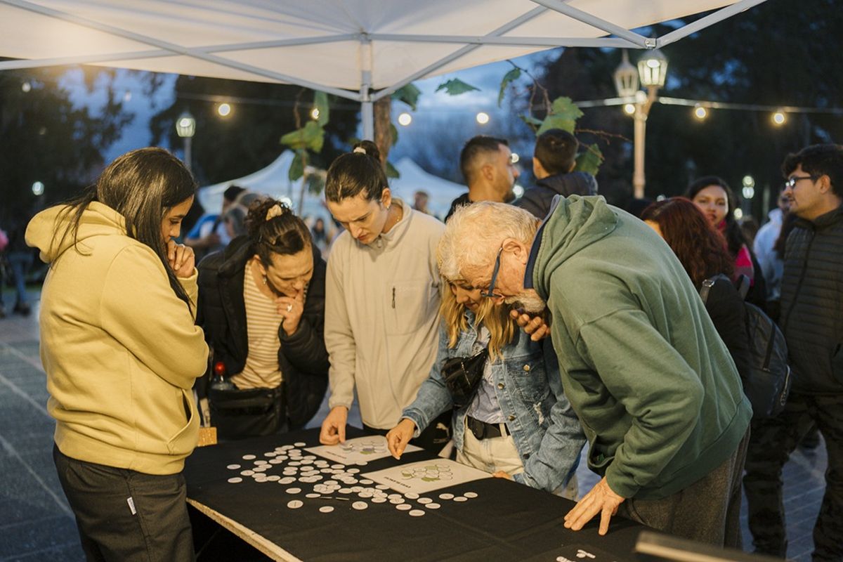 Los tupungatinos pudieron disfrutar del Paseo de Artesanos, los stands de turismo y bodegas familiares. Los tupungatinos pudieron disfrutar del Paseo de Artesanos, los stands de turismo y bodegas familiares. 