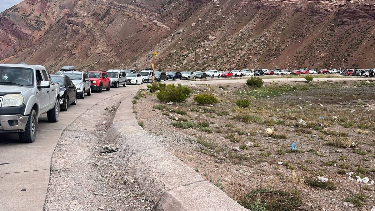 La fila de vehículos que está ingresando al complejo Roque Carranza desde Chile. Podrán realizar los trámites migratorios pero no llegar hasta Mendoza