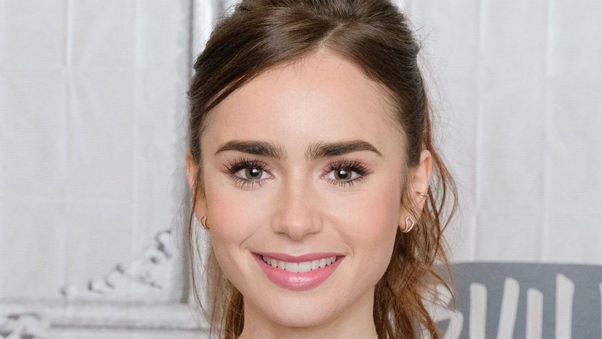 La actriz Lily Collins interpreta a Karen Murphy en la película de Netflix.