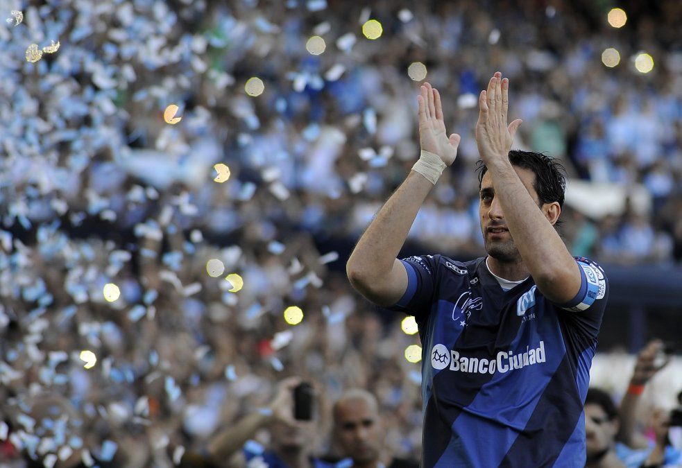 Rendidos a sus pies: emotiva despedida de Diego Milito