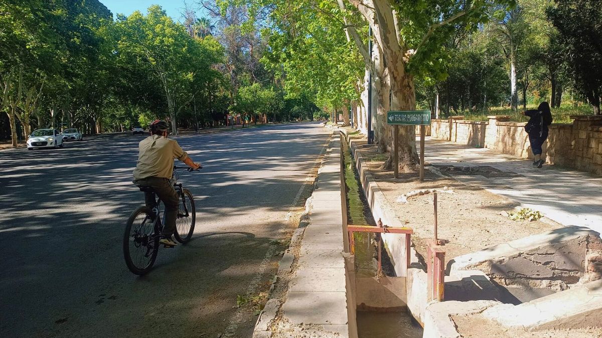 Creación de los huarpes. La historia de las acequias se cuenta en el bus turístico y capta la atención de todo el mundo. Creación de los huarpes. La historia de las acequias se cuenta en el bus turístico y capta la atención de todo el mundo.