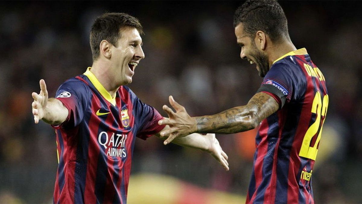 Messi se abrazaba con Dani Alves. El brasileño quiere que Leo vuelva al Barcelona.